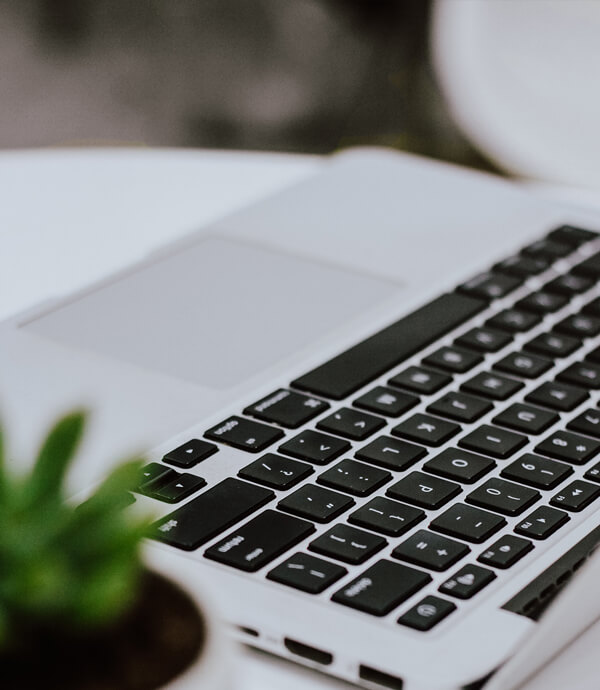 Schüler arbeiten an Code und UI-Design auf einem Laptop